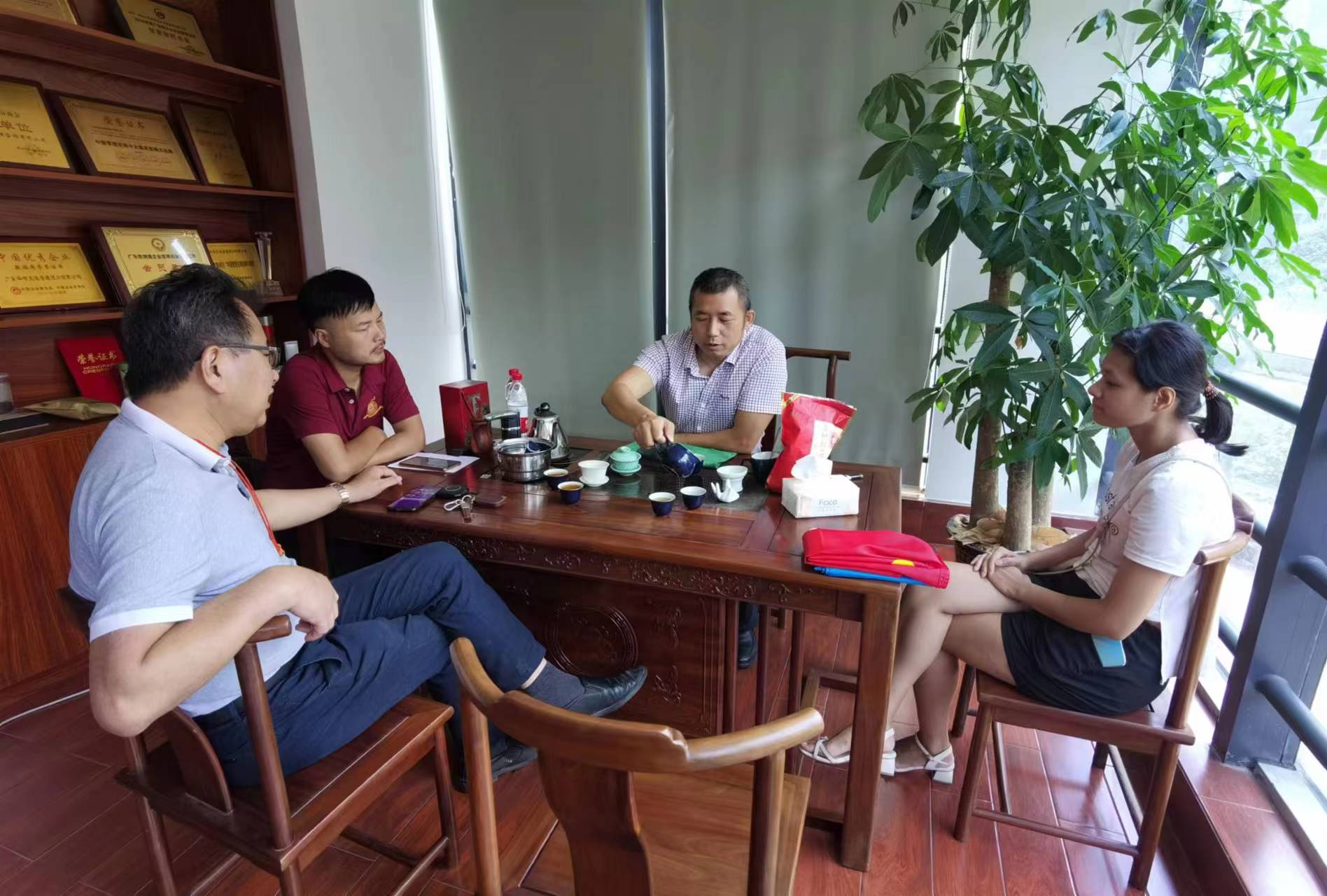 湖北蘄春商會(huì)秘書長一行蒞臨我司進(jìn)行工作指導(dǎo)和慰問